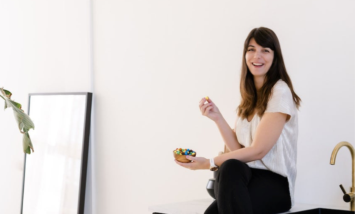 Modern Story founder Manon die lachend naar de camera kijkt.