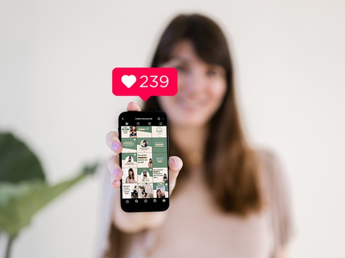 Modern Story founder Manon die haar telefoon naar voren houdt en likes op haar Instagram ziet